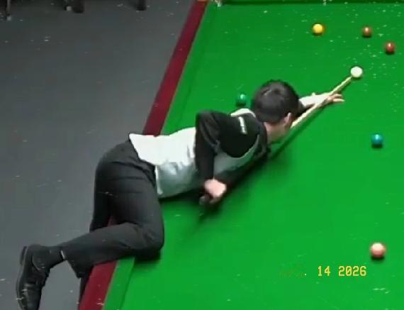 世锦赛资格赛80进48中国德比，徐思10-8力克刘宏宇，晋级审判轮！

徐思全场