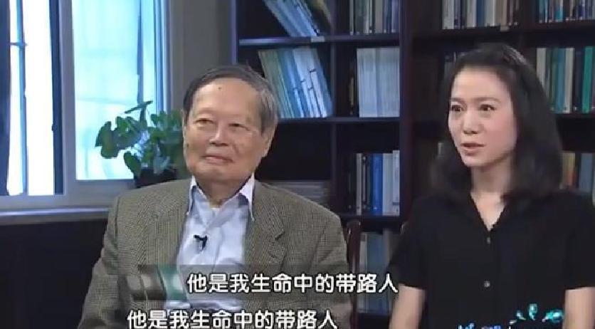 杨老有三个孩子，最小的女儿也比翁帆要大15岁！她们都定居美国了，面对父亲再婚的选