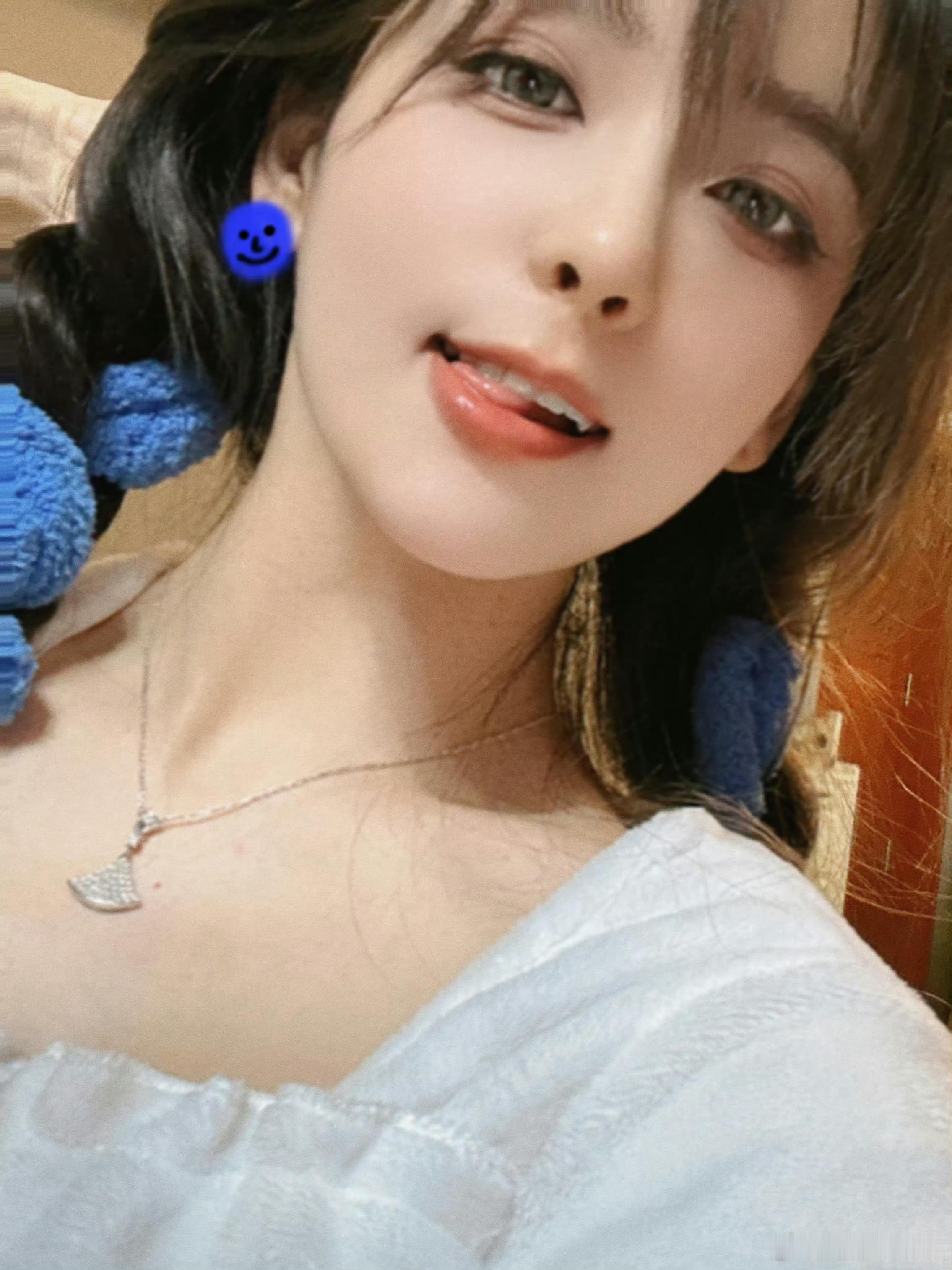 爱吐舌的Rita和小钰 更爱哪个呢[舔屏]  
