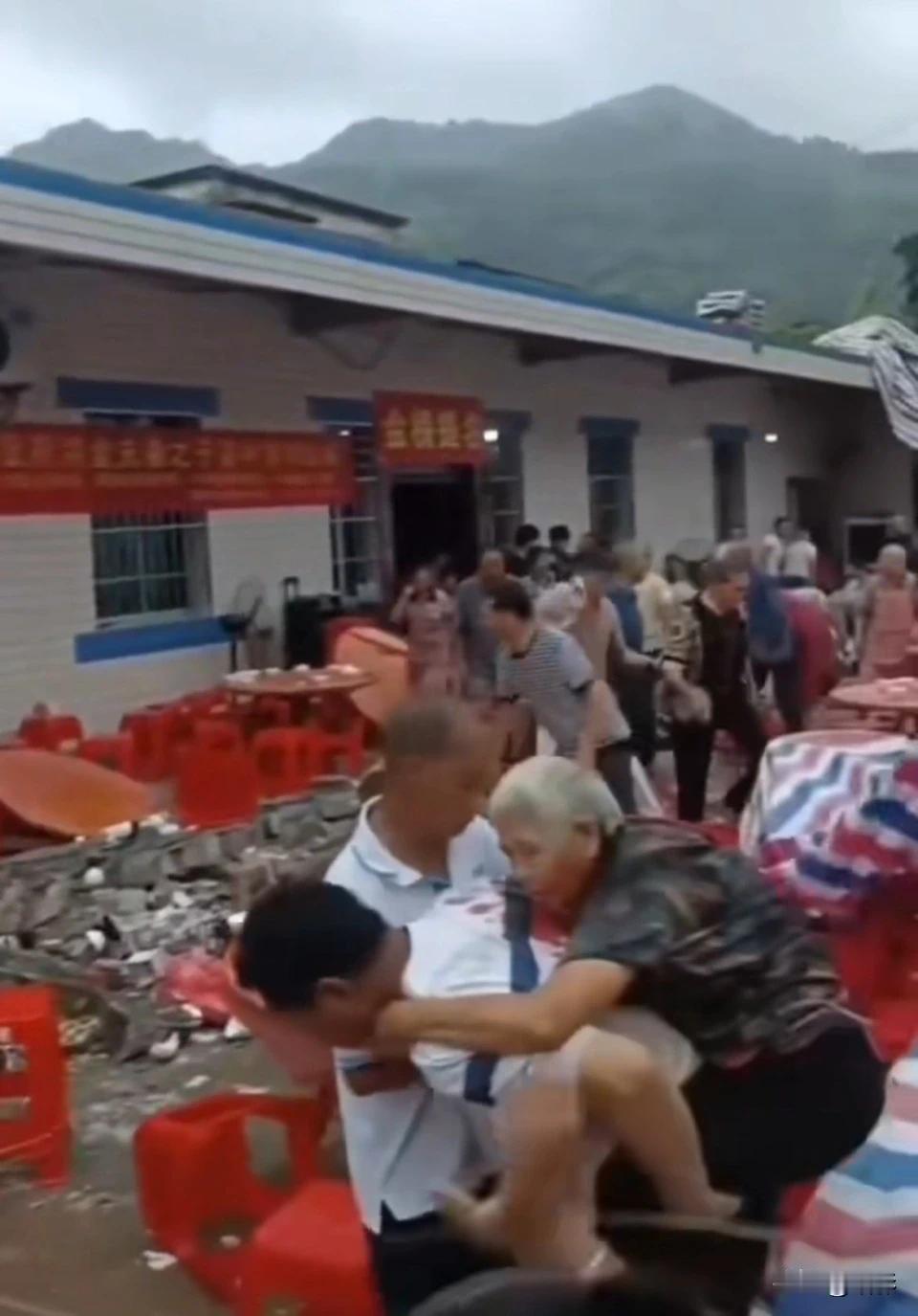 升学宴，我看简直就是升天宴！
8月18日，四川长宁县硐底镇新堡村一村民在家中院坝