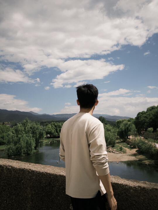 「大地之书翻到此刻」