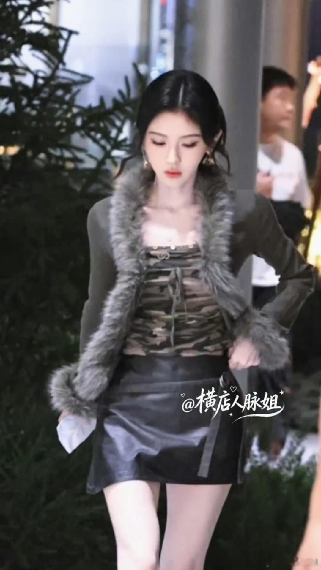 鞠婧祎穿皮草完全妈妈现在向你走来的是皮草鞠婧祎甜妹秒变气场大姐姐，鞠婧祎穿皮草完