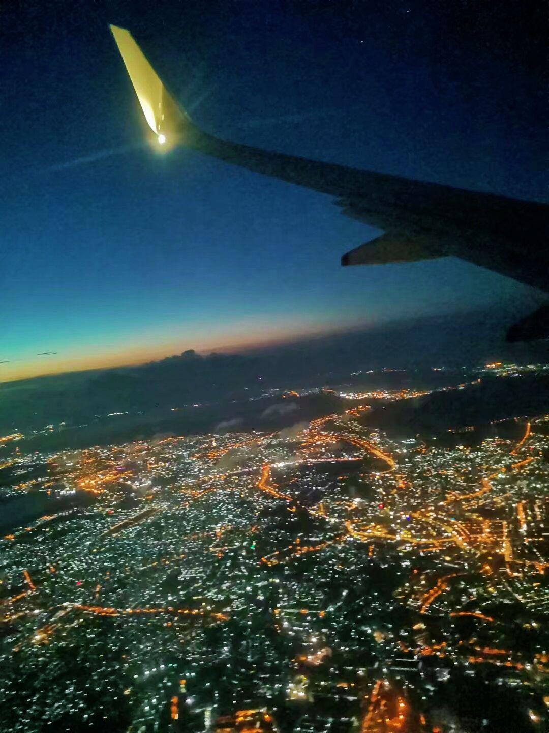 机票是靠窗的，音乐是蓄谋已久的，
配上这音频绝了飞机上的夜景！