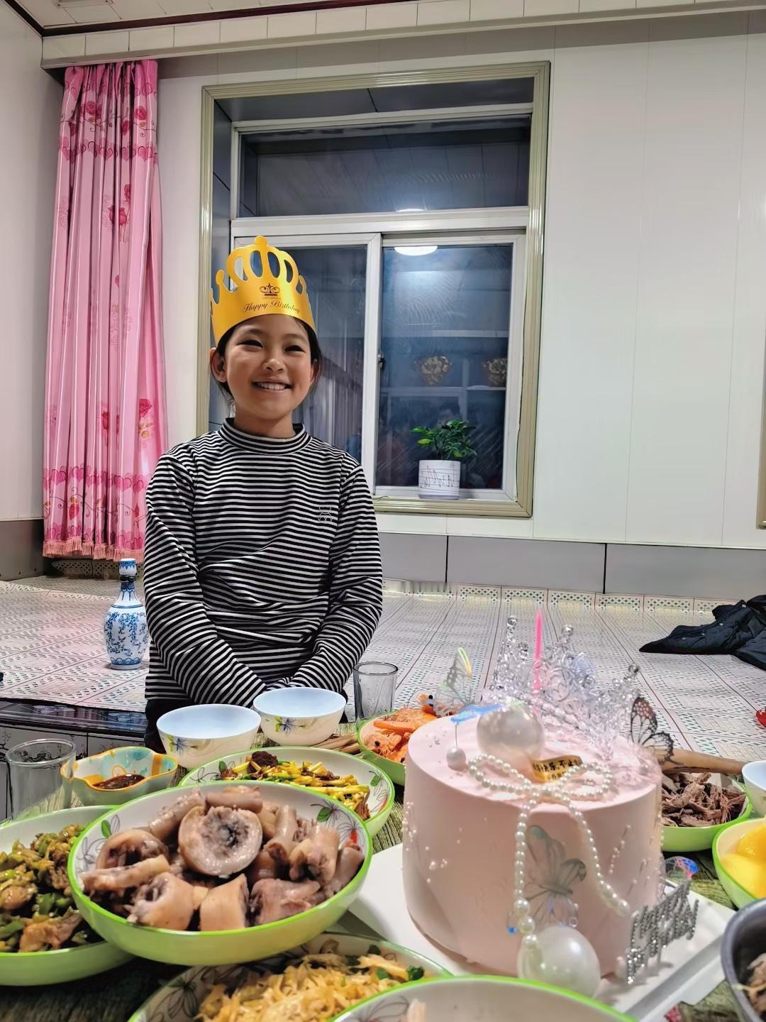 生日快乐！🎂🎉 小寿星戴上皇冠，笑得真可爱！😊🎂🎁