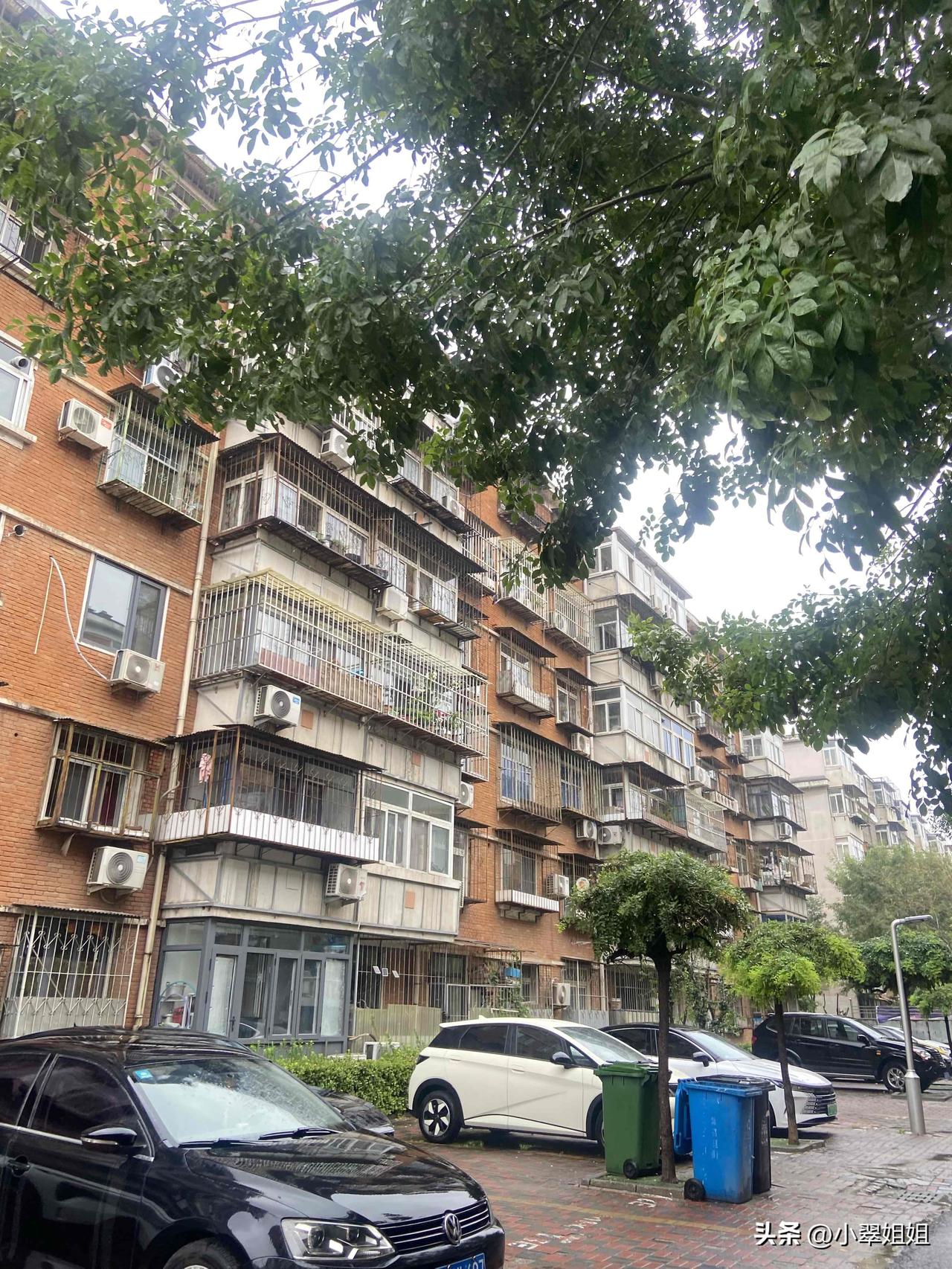 这老小区，红砖垒起来的建筑，历经风雨洗礼，到现在已经有45年了！阳台也不结实了，