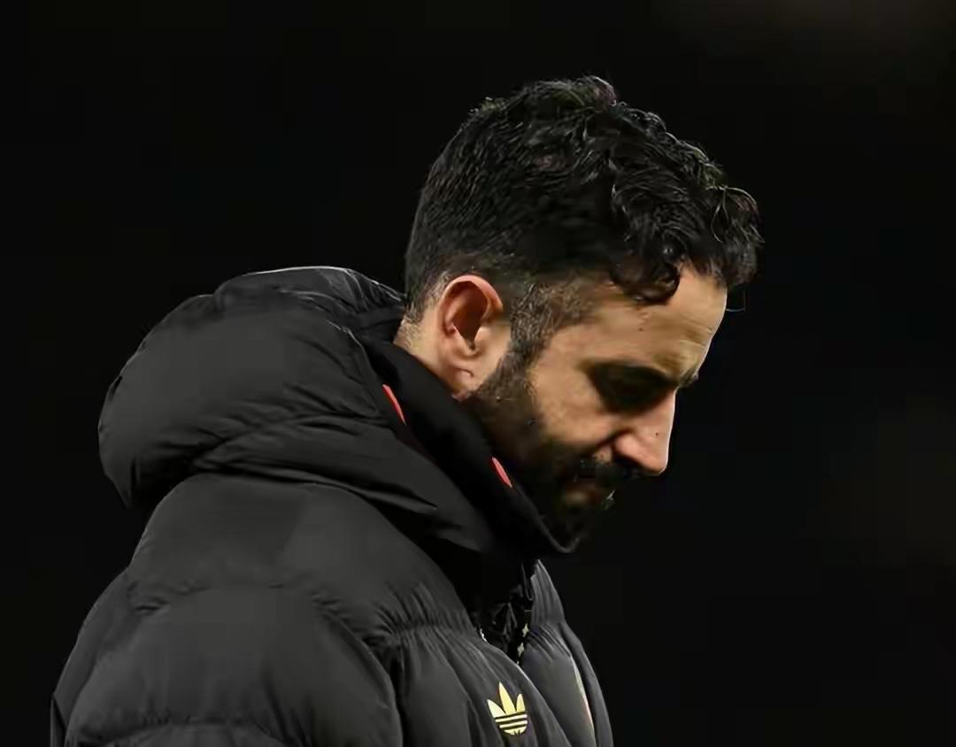 英国足坛重磅消息曼联975万解雇主帅，执教仅420天：创55年耻辱 闹翻走人，曼