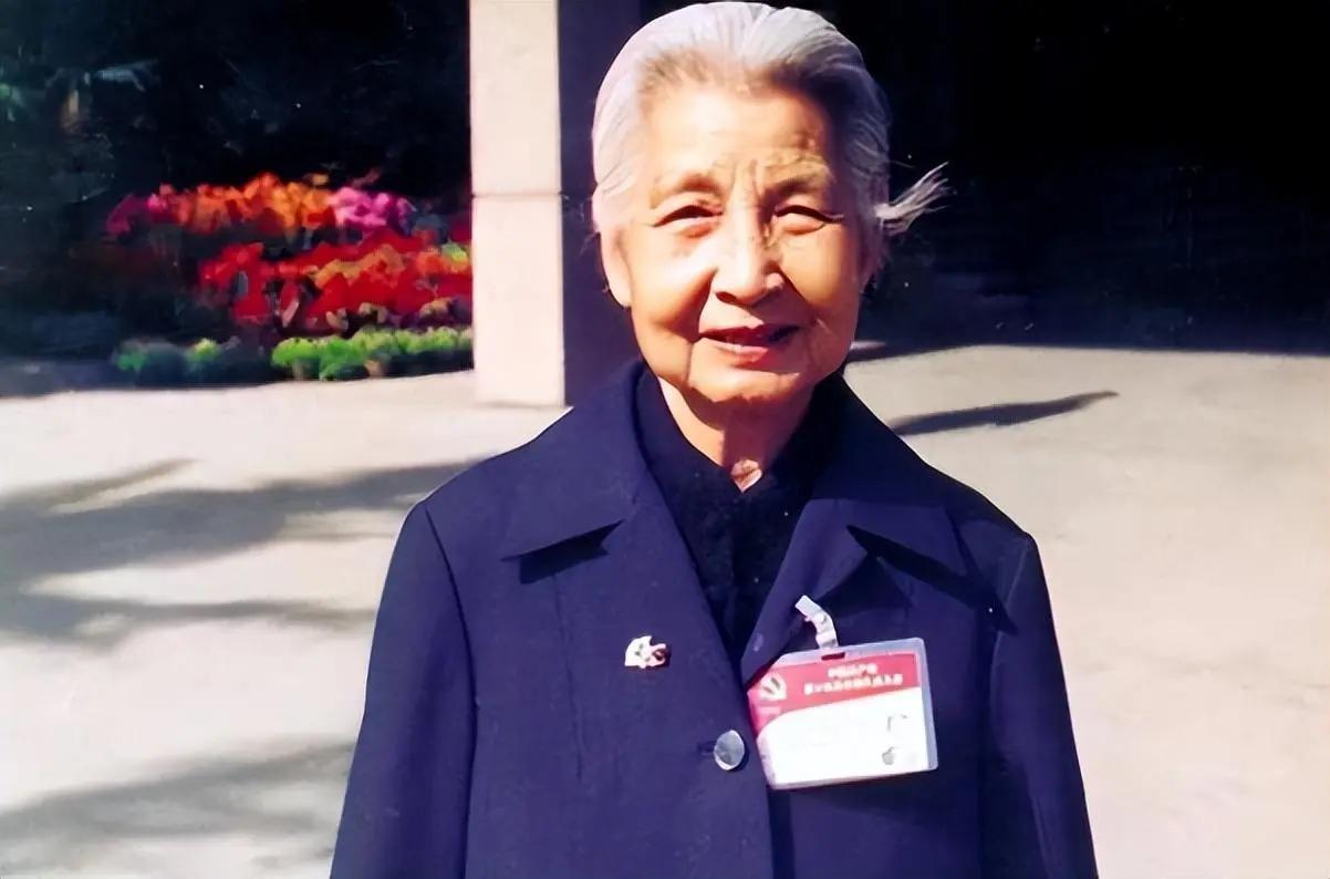 丈夫陶铸含冤去世，女儿陶斯亮曾小心翼翼地问母亲曾志：“妈，您怨不怨毛主席？”曾志