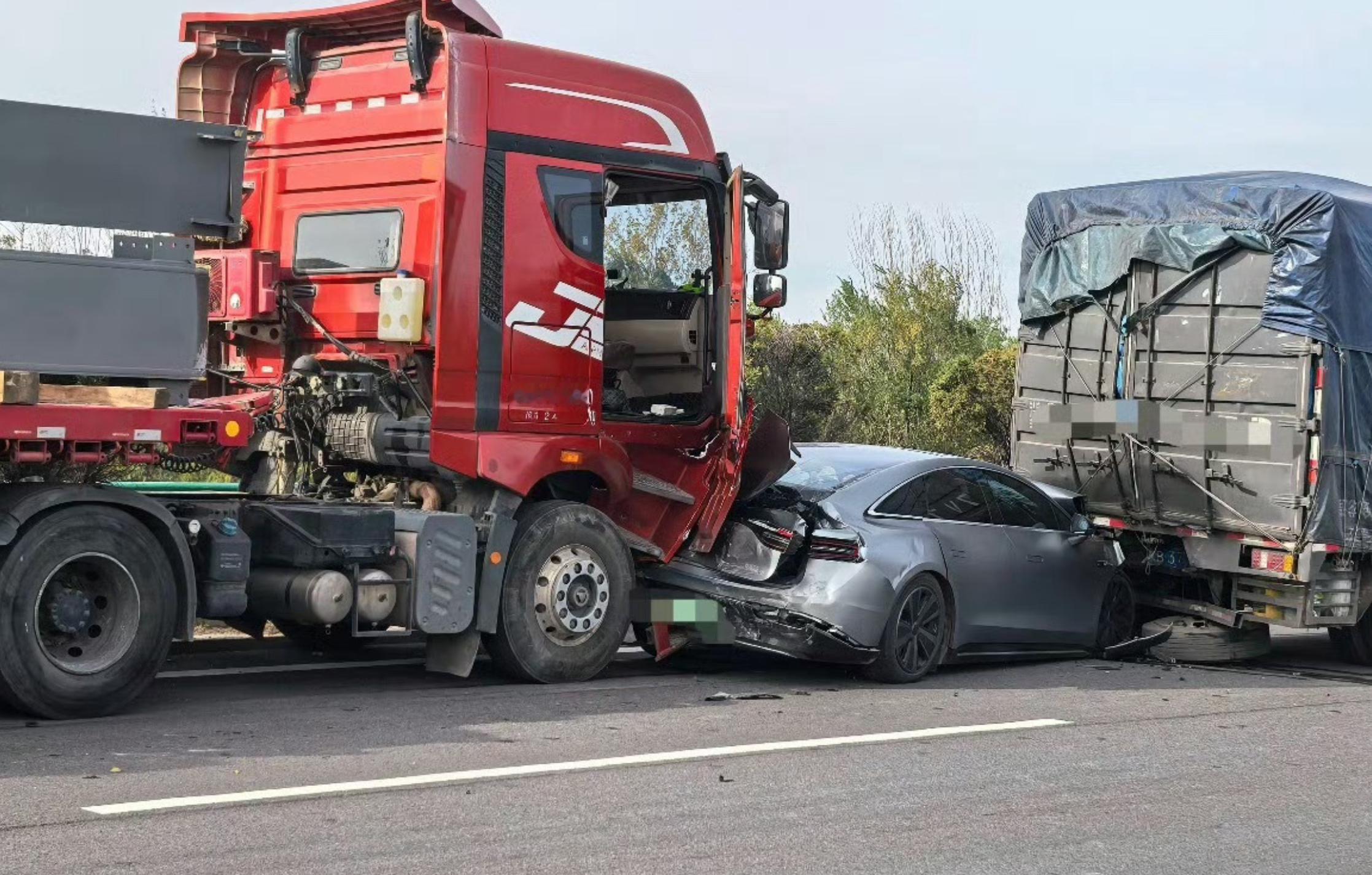 智界S7实战大卡车前后夹击 