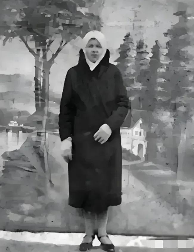 1937年，地下党张宗伟在家中被捕，就在他被抓时，苏联妻子从门外走进来，她眼含热