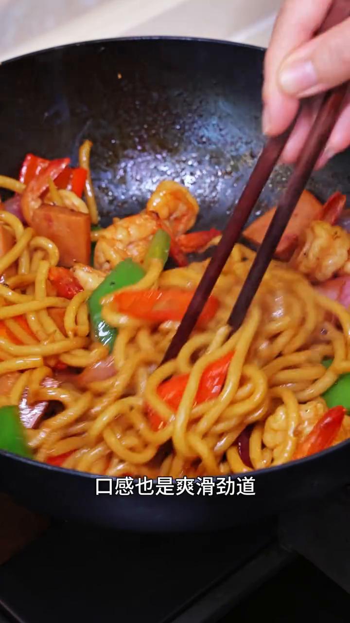 我最近自律期的晚餐就很喜欢吃炒乌冬面。像这个乌冬面炒完就很香的，口感也是爽滑劲道