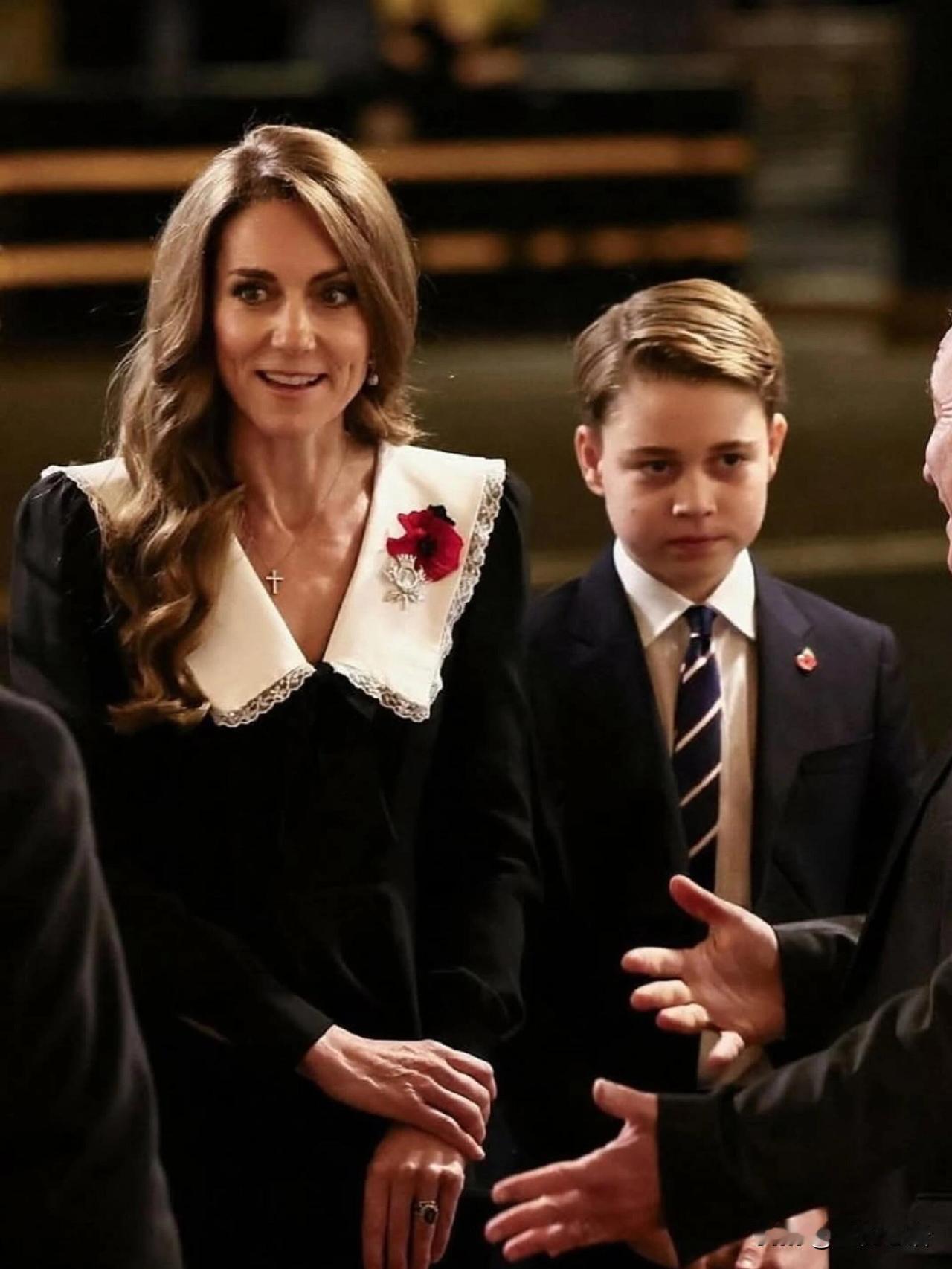 12岁乔治王子跟妈妈凯特王妃一起“上班”啦！

大英王室的小继承人正式出公务咯～