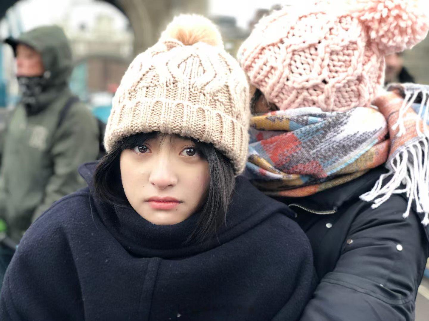 沈月直播亲爱的客栈被沈月直播圈粉！长相甜美性格随和，聊起客栈打工经历，真实又接地