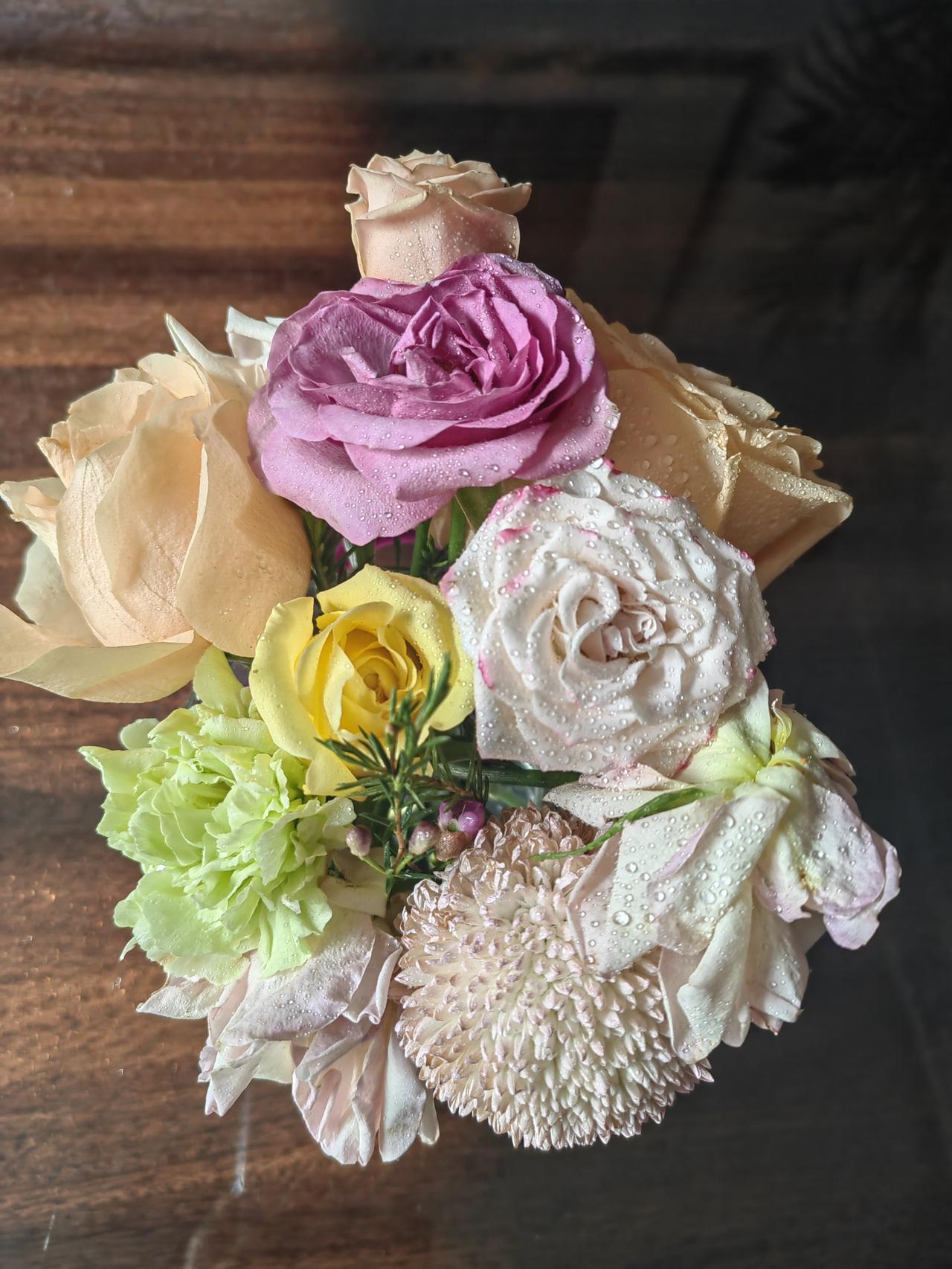 花确实很治愈。
没有一个女人不喜欢鲜花，
我也没有免于俗套，
看到花，所有的不快