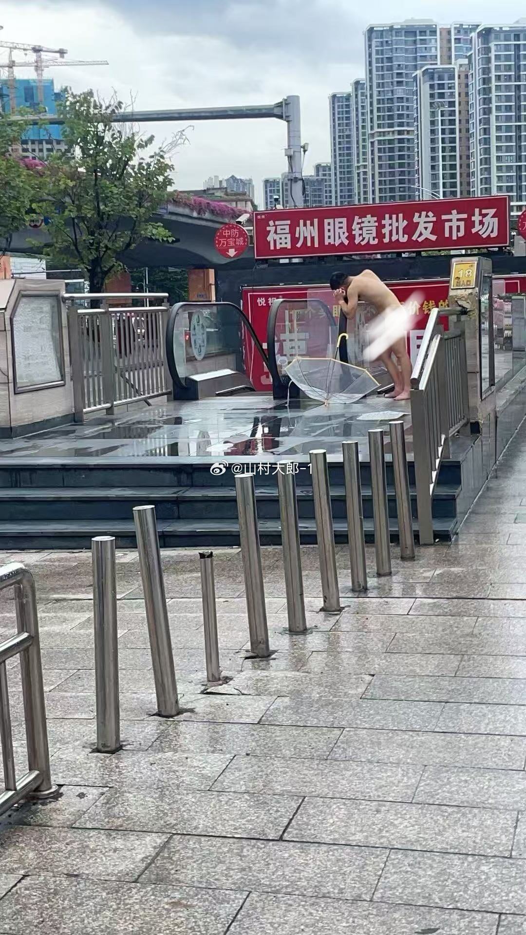 他是不是受什么刺激了？[傻眼] ​​​