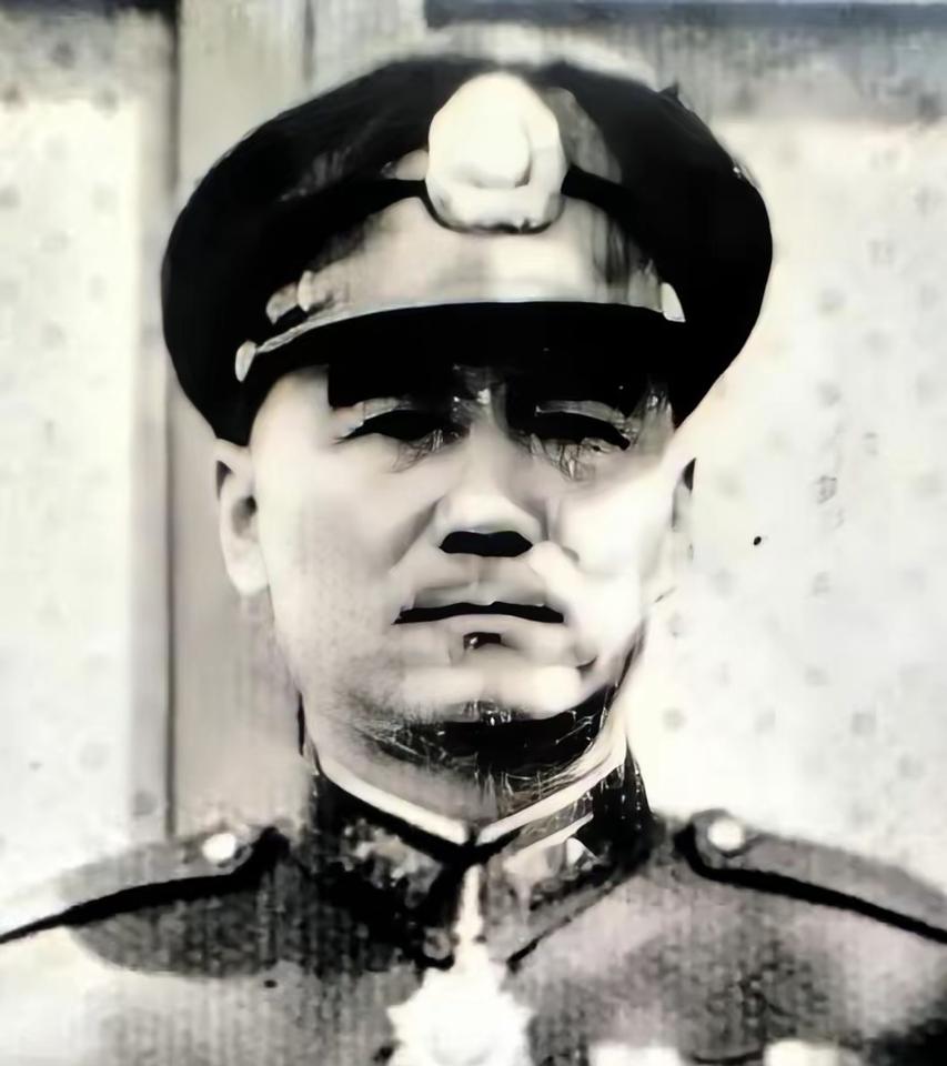 1949年，国军30军军长鲁崇义准备起义，但参谋长何沧浪听完，却红着脸，说："军