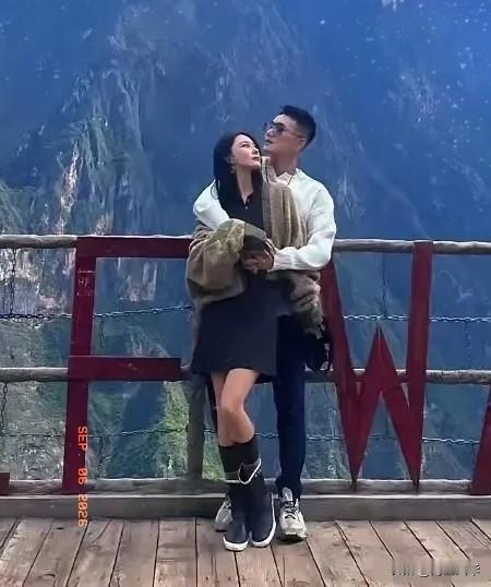 张馨予为什么会看上何捷？
原因很简单，不是因为他出身好，
也不是因为他长得帅，而