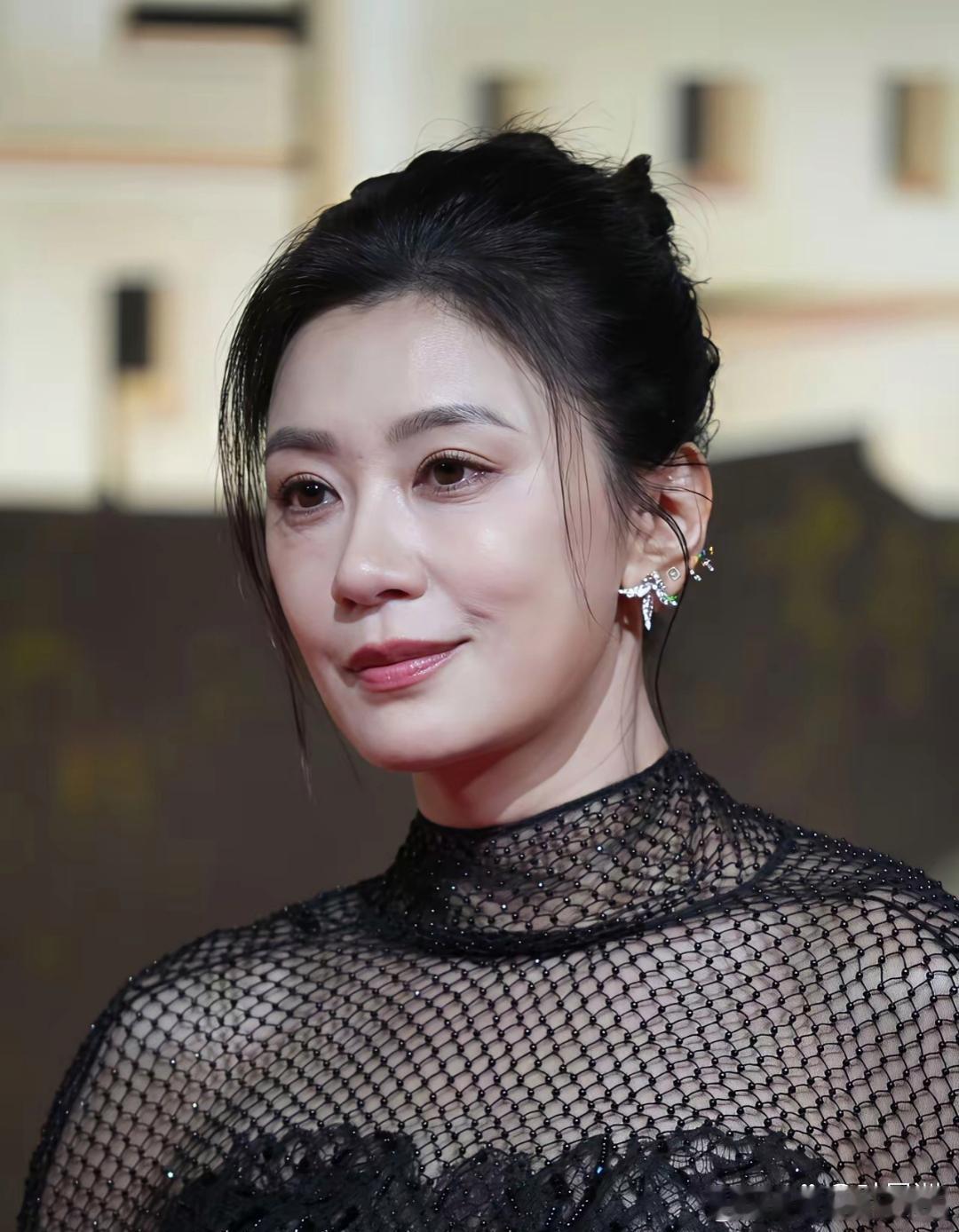 贾静雯状态超绝！皮肤细腻透亮，这逆生长真的太惊艳！ 