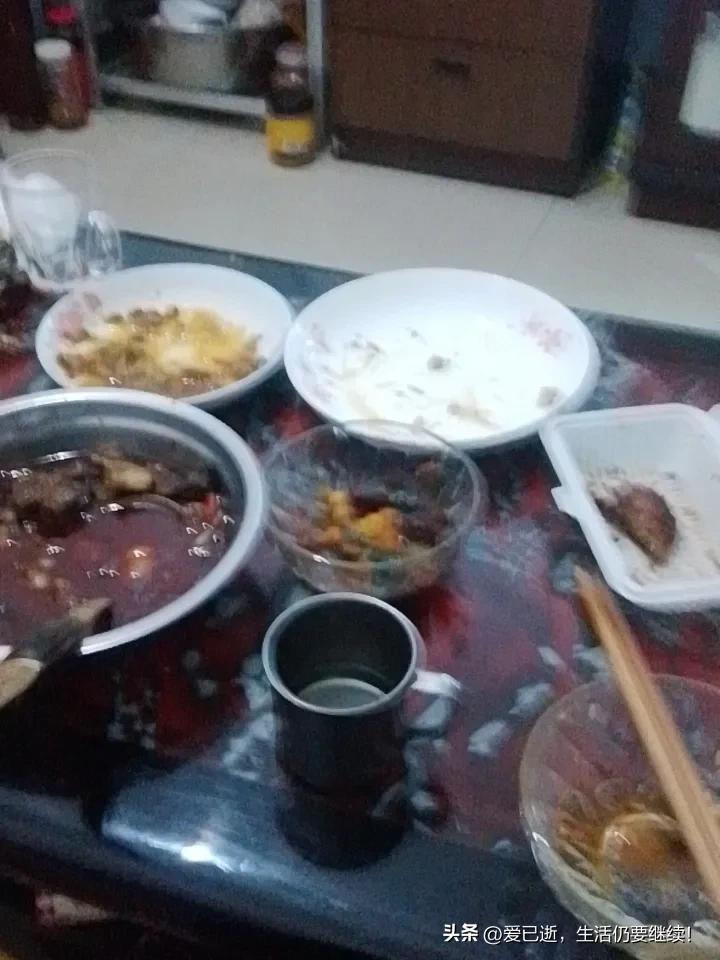 上联：酒里忧愁少，请高手对下联恰似喝的少。只要杯不少，满脑愁不少。酒逢知己千杯少