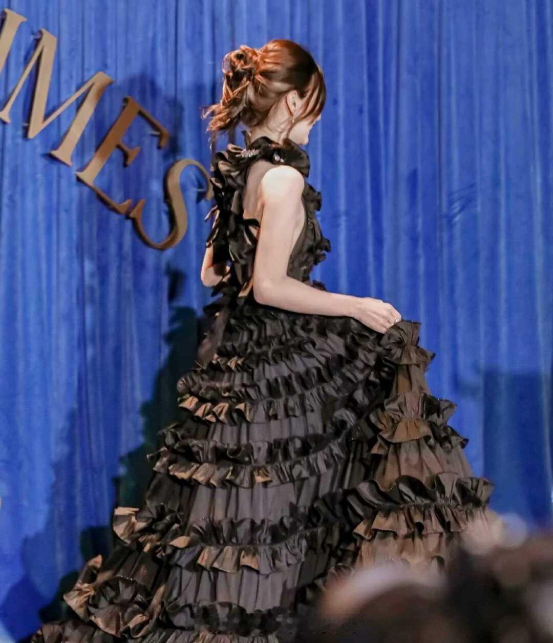 angelababy angelababy 像云追着风，不问所起；像雨贴着地，情