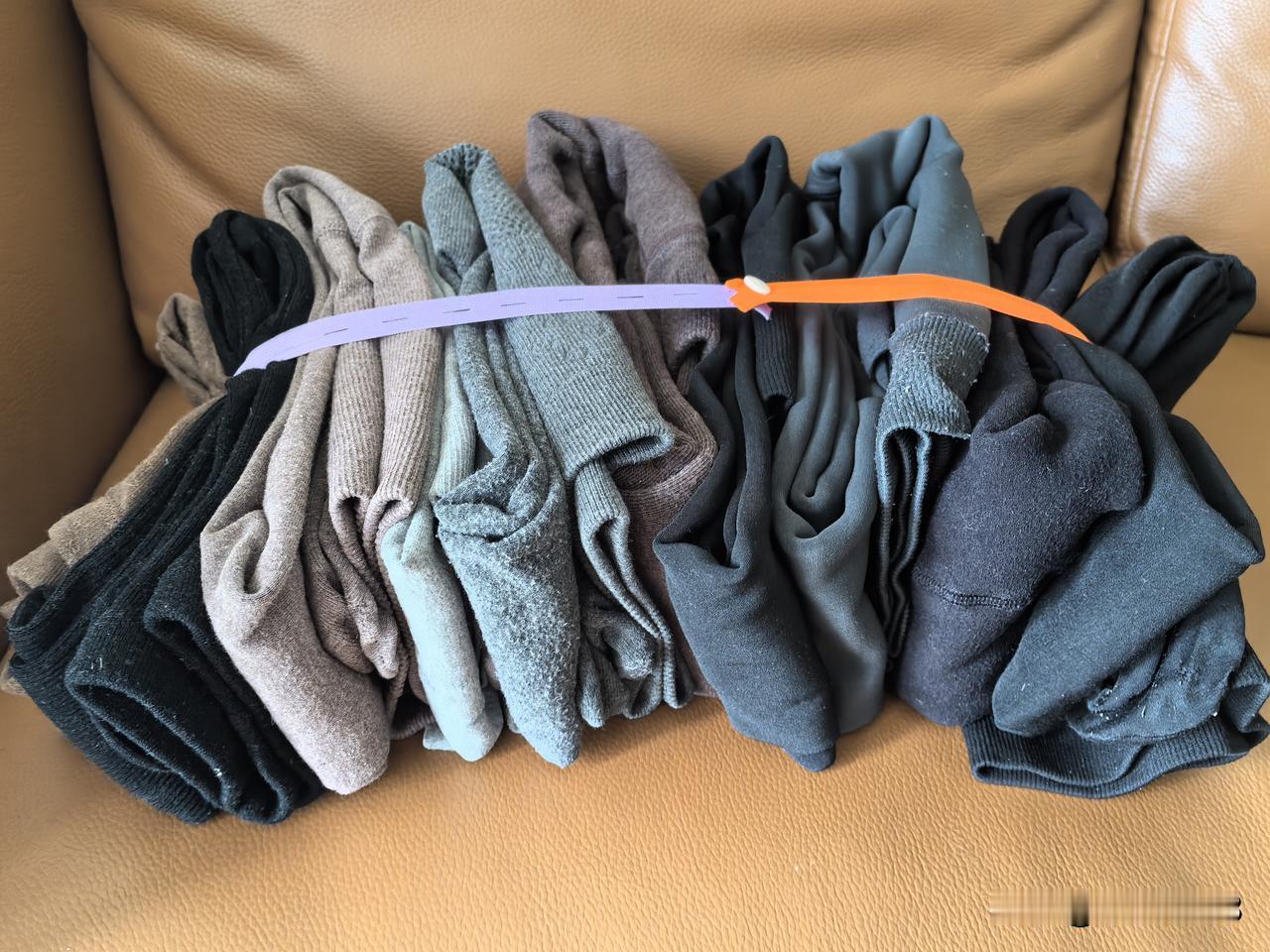 一个女人到底有多少条连裤袜？我在收拾换季衣柜。把女儿秋冬的连裤袜打包收纳。

发