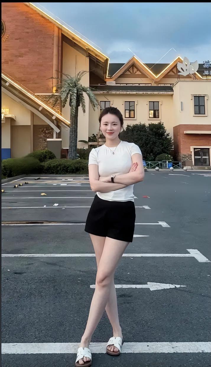 旅途路上，路过服务区短暂停留，也能拍出随性好看的照片。简单白T搭配黑色短裤，清爽