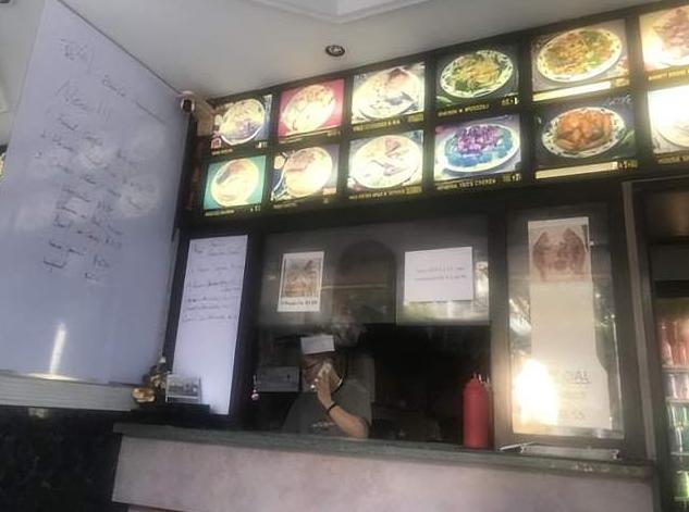 你敢信吗？在美国费城治安复杂的街区，不少商家为了自保都装上了防弹围挡，连取餐都得
