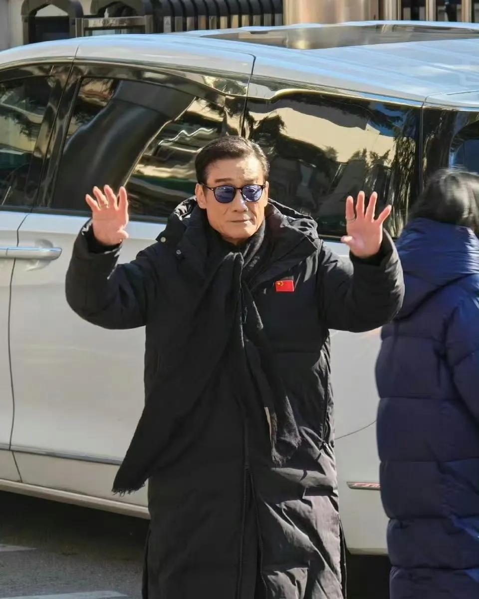 梁家辉春晚彩排场外“比心”，老牌影帝亲和力拉满！
近日，影帝梁家辉现身春晚彩排现