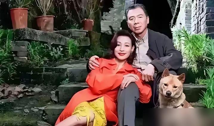 许晴这事，真有点耐人寻味。
 
早前冯小刚还公开夸她，是那代人标准的梦中情人。两