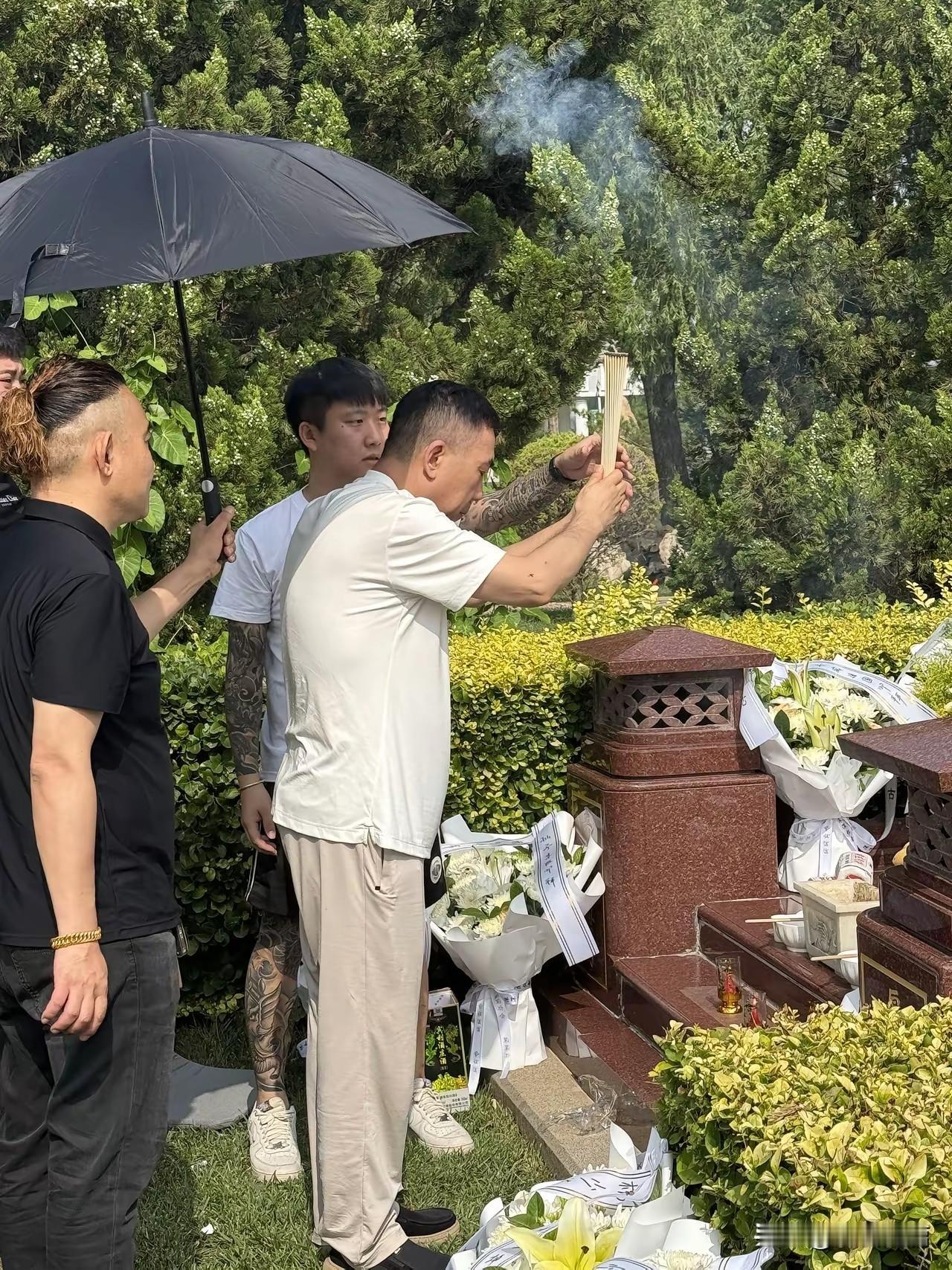 杨少华去世一周年！
 
后事安葬：天津永安公墓合葬妻子，仪式庄重，轰动一时。
