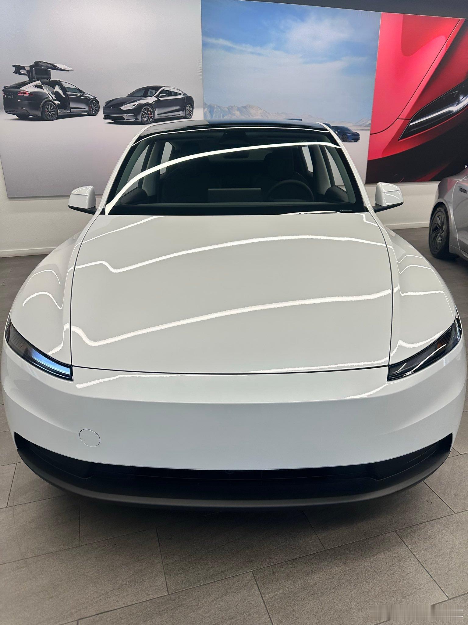 Model Y 的Logo并不是这次标准版上砍掉的，此前柏林、德州工厂生产的焕新