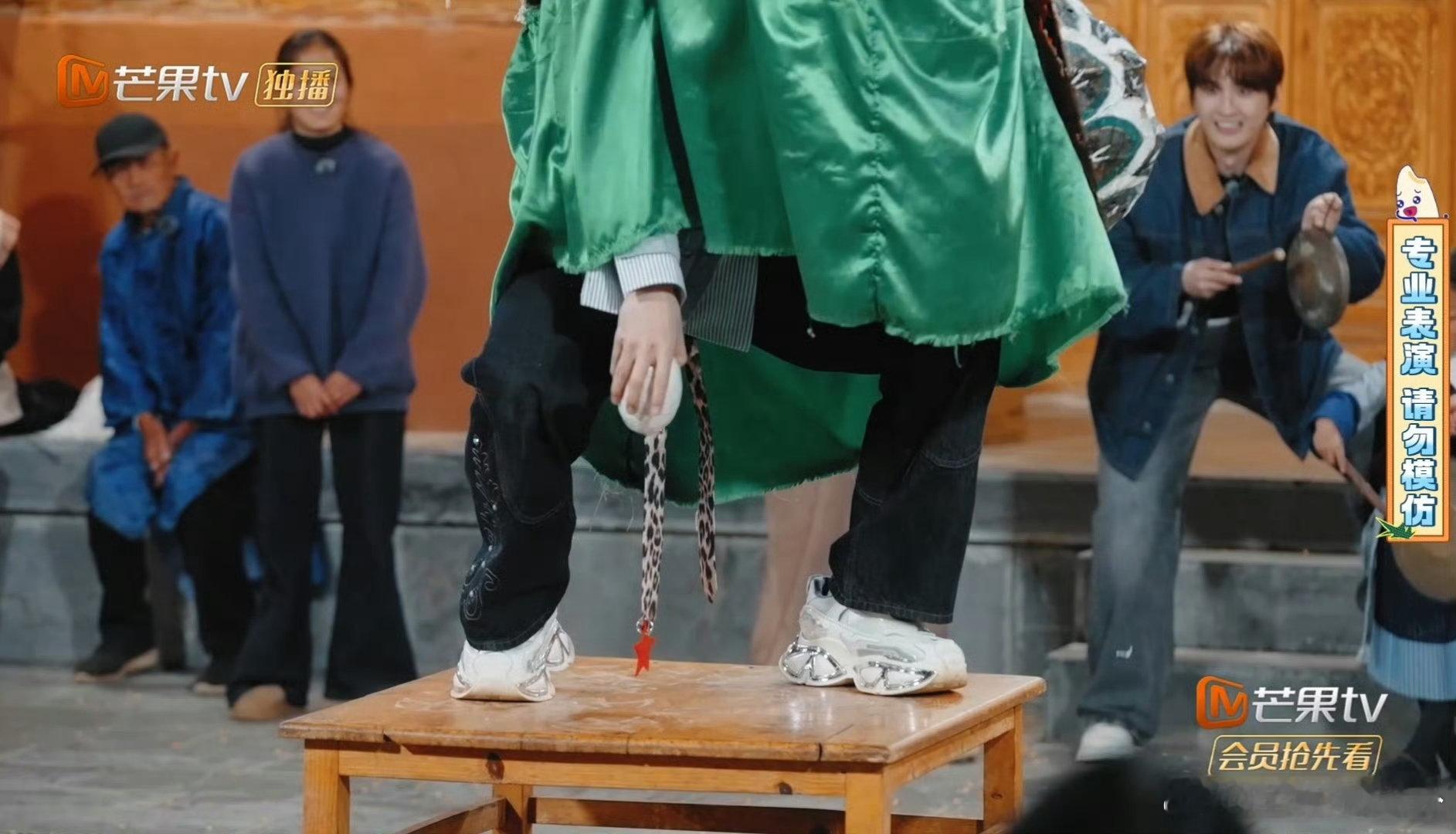 陆虎扮仙鹤能下蛋的就是好鹤快乐老友记陆虎扮仙鹤也太有梗了，还整出能下蛋的就是好鹤