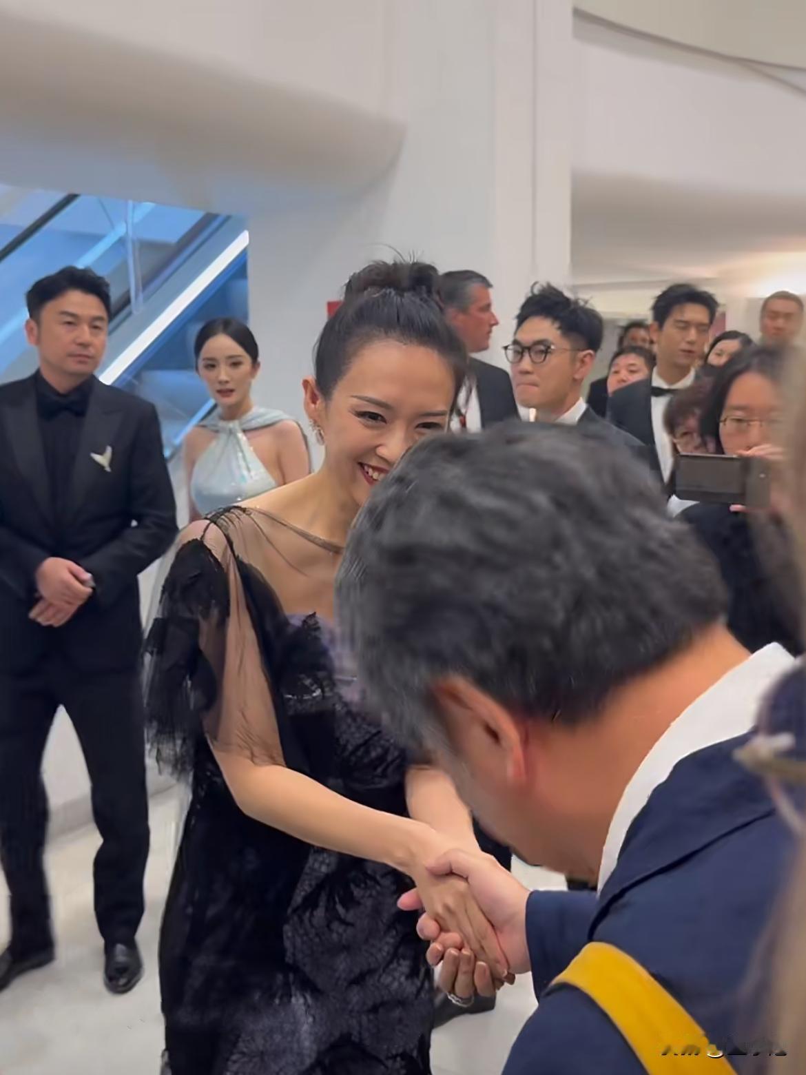 情场失意，职场得意！国际章终于重回“战场”。
在电影圈，章子怡的地位依然无人撼动