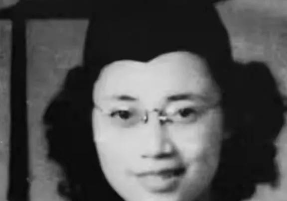1950年，浑身是伤的萧明华，听到特务说要处决自己。突然，她说了一句：“我可以给
