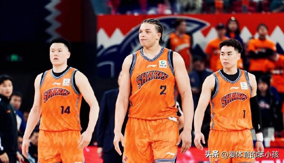 在这个晚间的黄金时段，有多场CBA常规赛上演，而其中最为引人关注的无疑是两支本赛