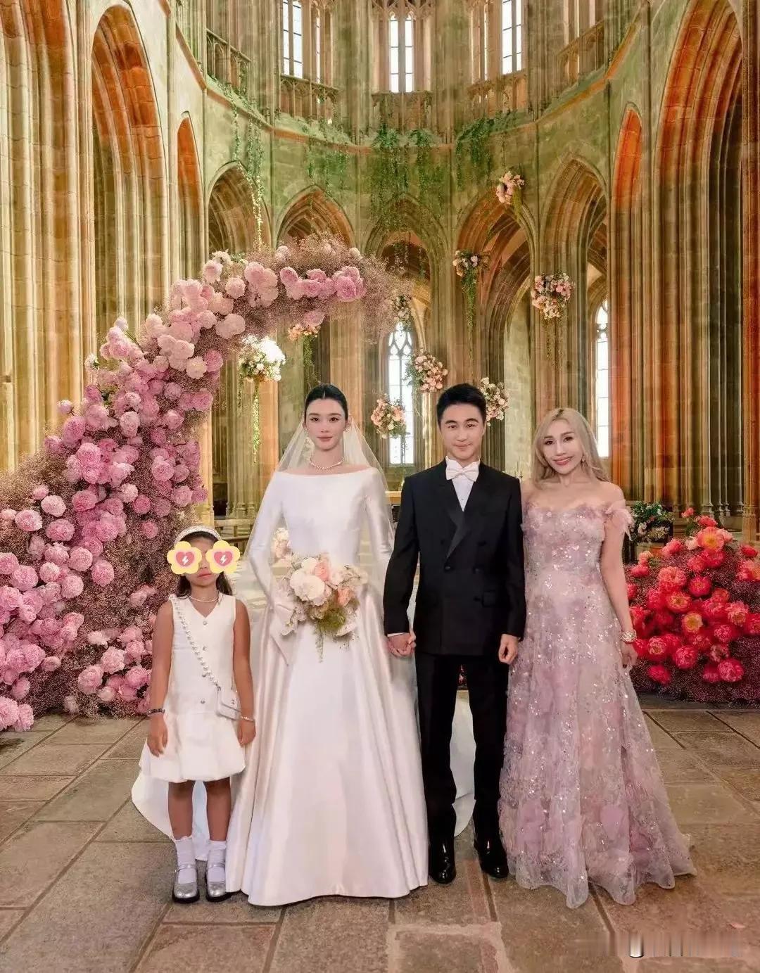 何猷君和奚梦瑶法国婚礼刚结束，何超盈的发文又引发关注。6月5日她在微博为弟弟和闺