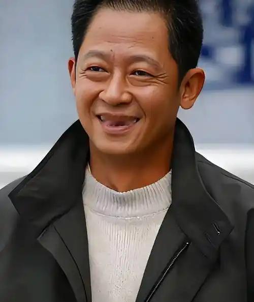 王志文说得很通透：
“和周围人搞好关系的秘诀就是：
不分享喜悦，不炫耀成功，
不