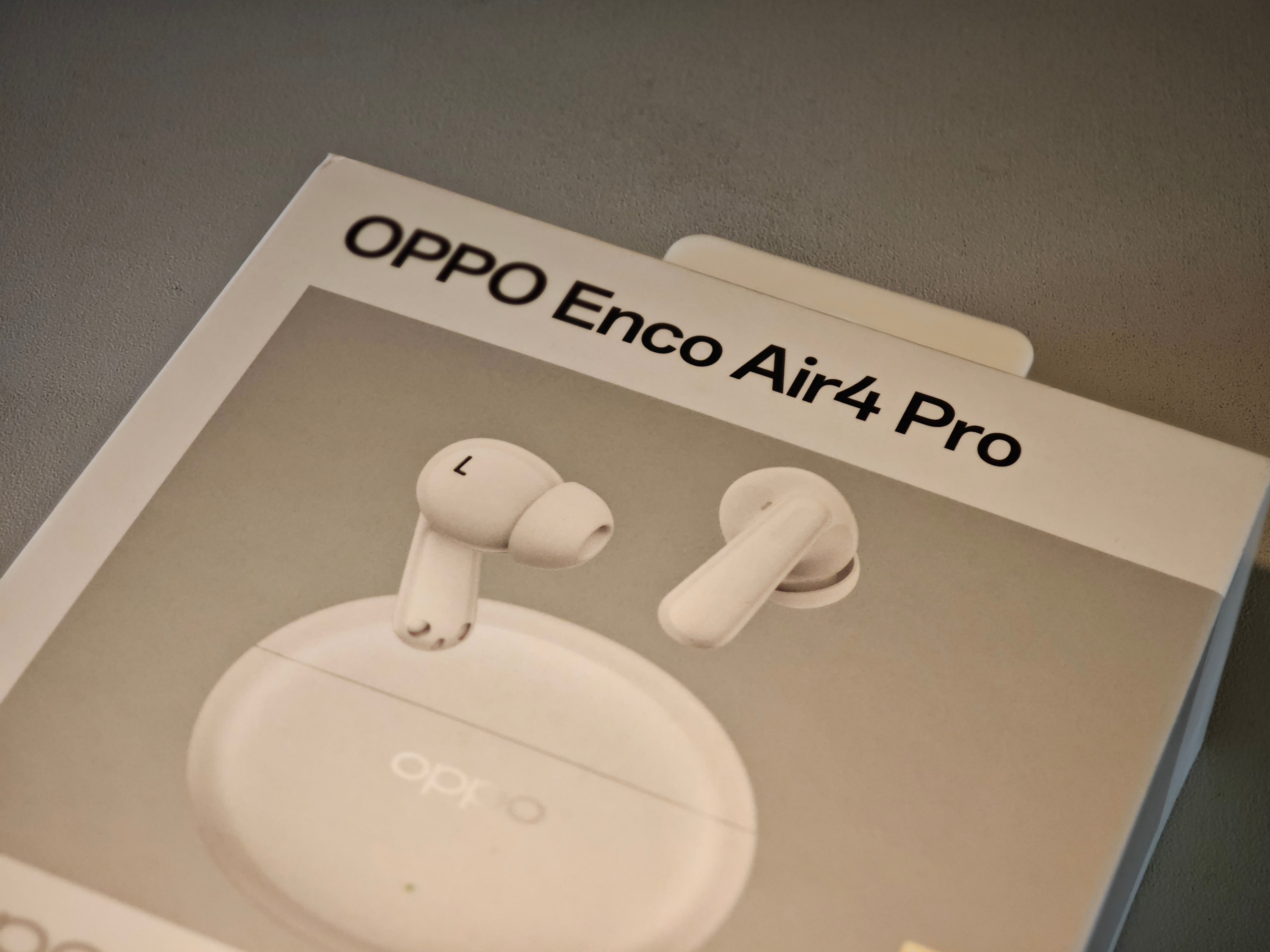 飞机起飞前瞎拍了几张 OPPO Enco Air4 Pro，然后设置个定时微博。