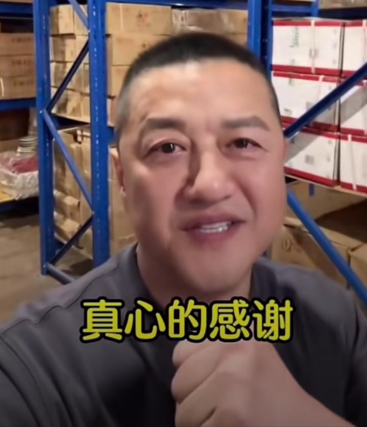 李亚鹏和张雪这事，看得人心里挺暖的。张雪为了支持嫣然天使基金，直接把自己的赛车和