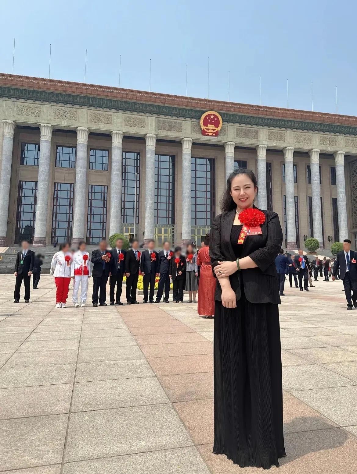 蔡磊妻子去人民大会堂领奖了，还给戴了大红花，这种人就得多多支持，不管有多大困难，