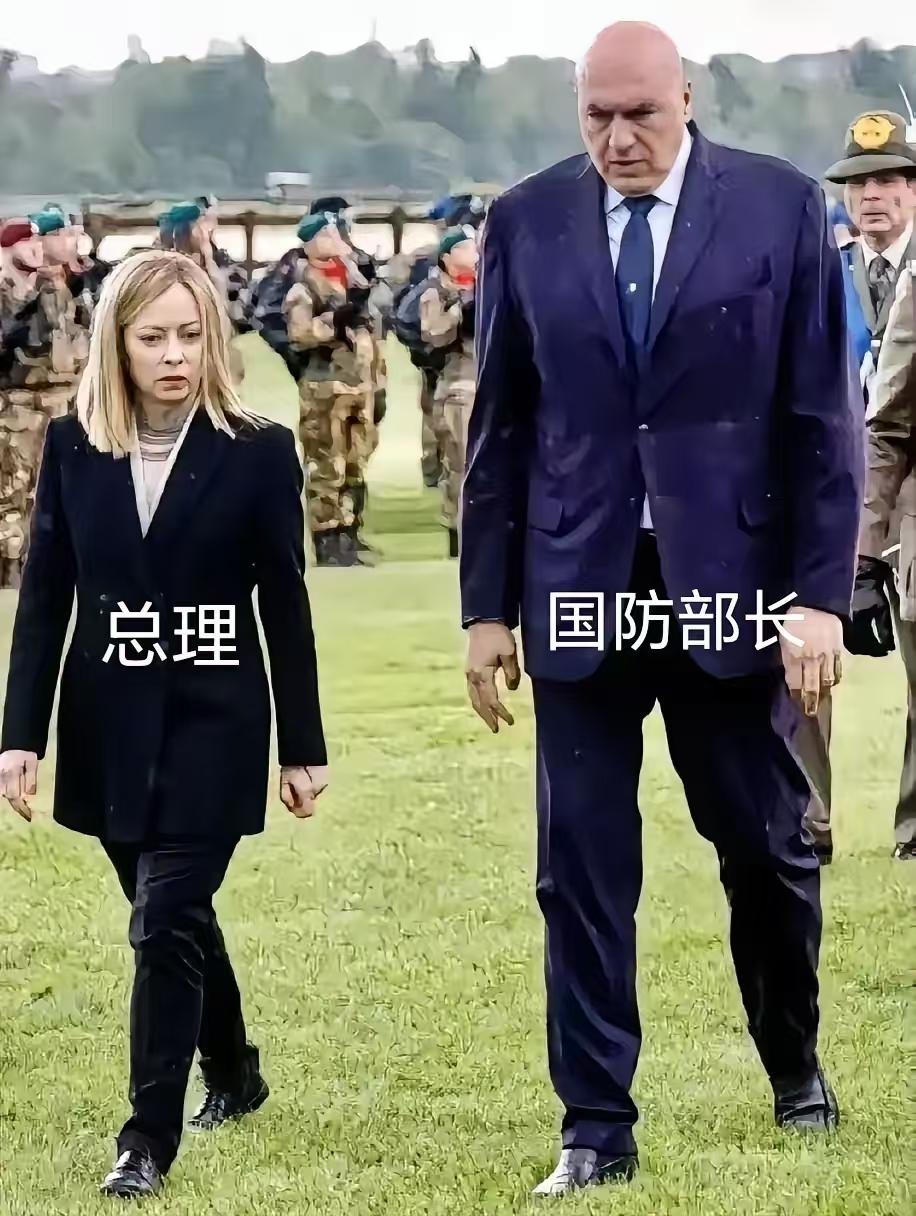 身高1米55的总理，带着身高近2米的国防部长检阅部队，这画面比任何发言稿都有说服
