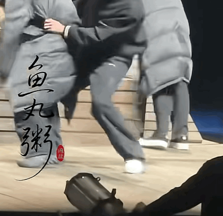 宋亚轩话剧排练摔了个屁股墩 ！宋亚轩彩排摔了个屁股墩 🤣 ​宋亚轩彩排摔了个屁