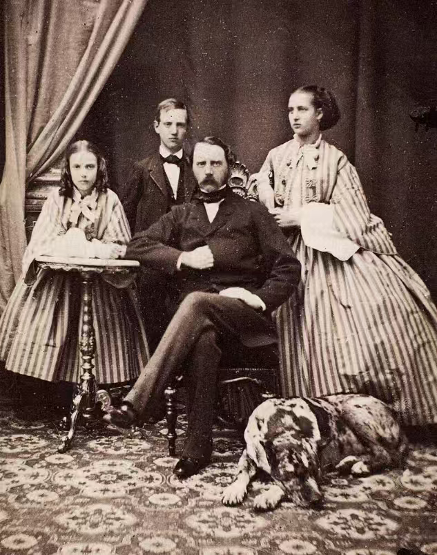 【来自投稿】1861年，丹麦王位假定继承人克里斯蒂安（坐者）和他的三位子女：（从