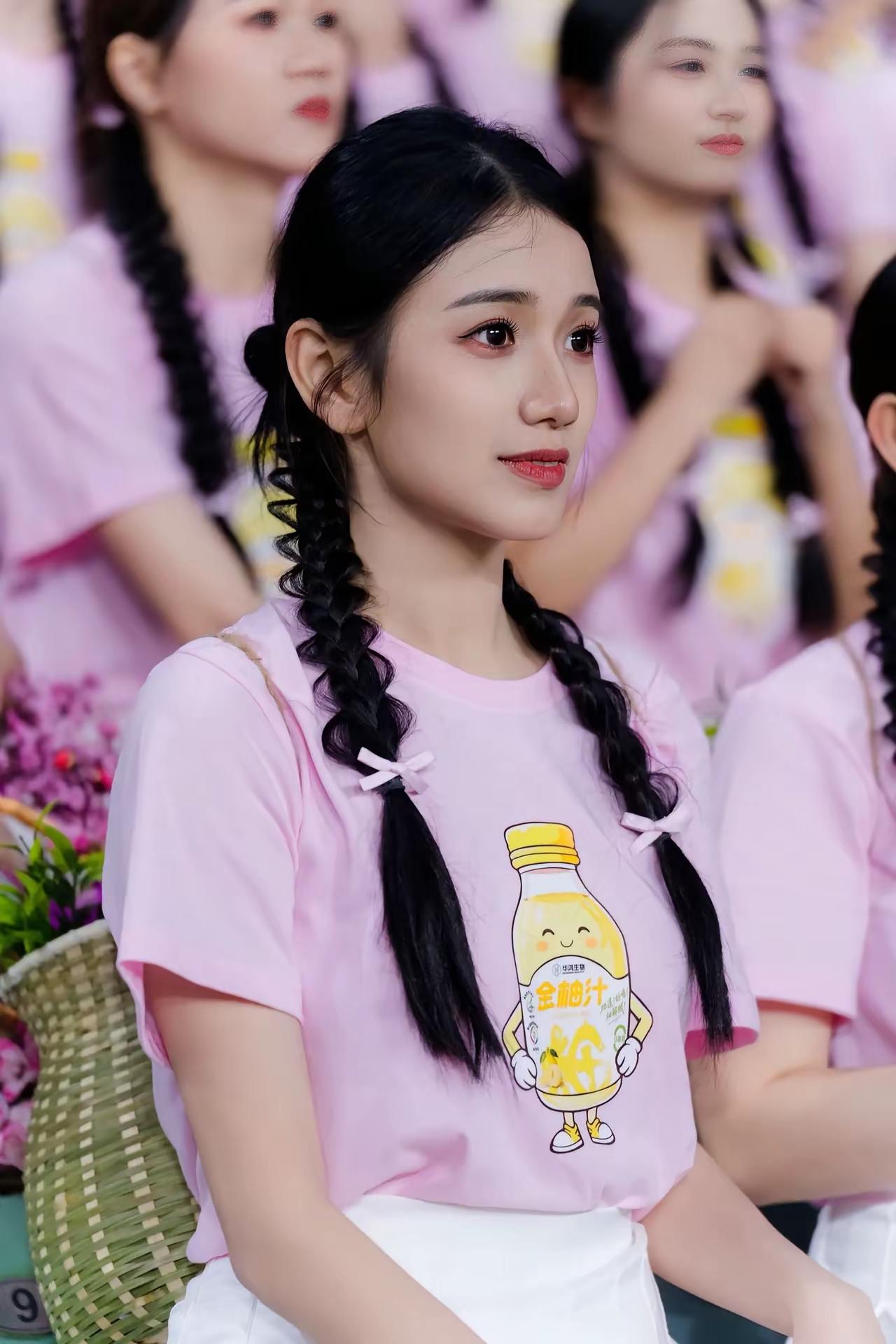 现在最出圈的是粤BA的梅州啦啦队，好看的都有网友到我的评论区推荐了，我打开视频一