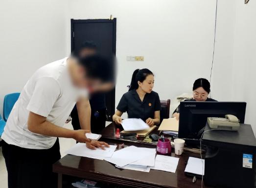 陕西潼关，男女相亲迅速订婚，男方支付7.2万彩礼及三金后，又马上分手，双方就彩礼