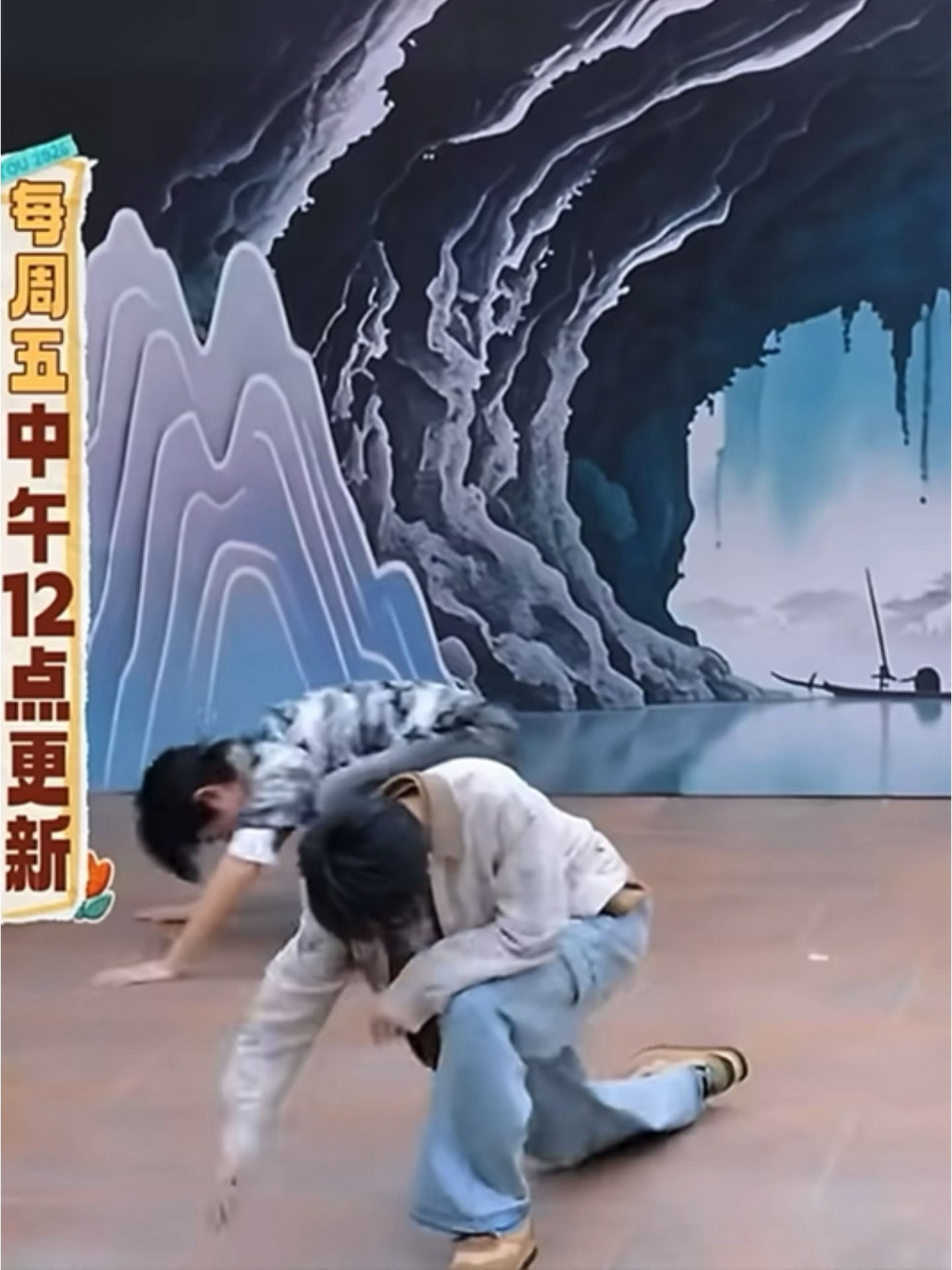 看他俩动作我笑疯了 