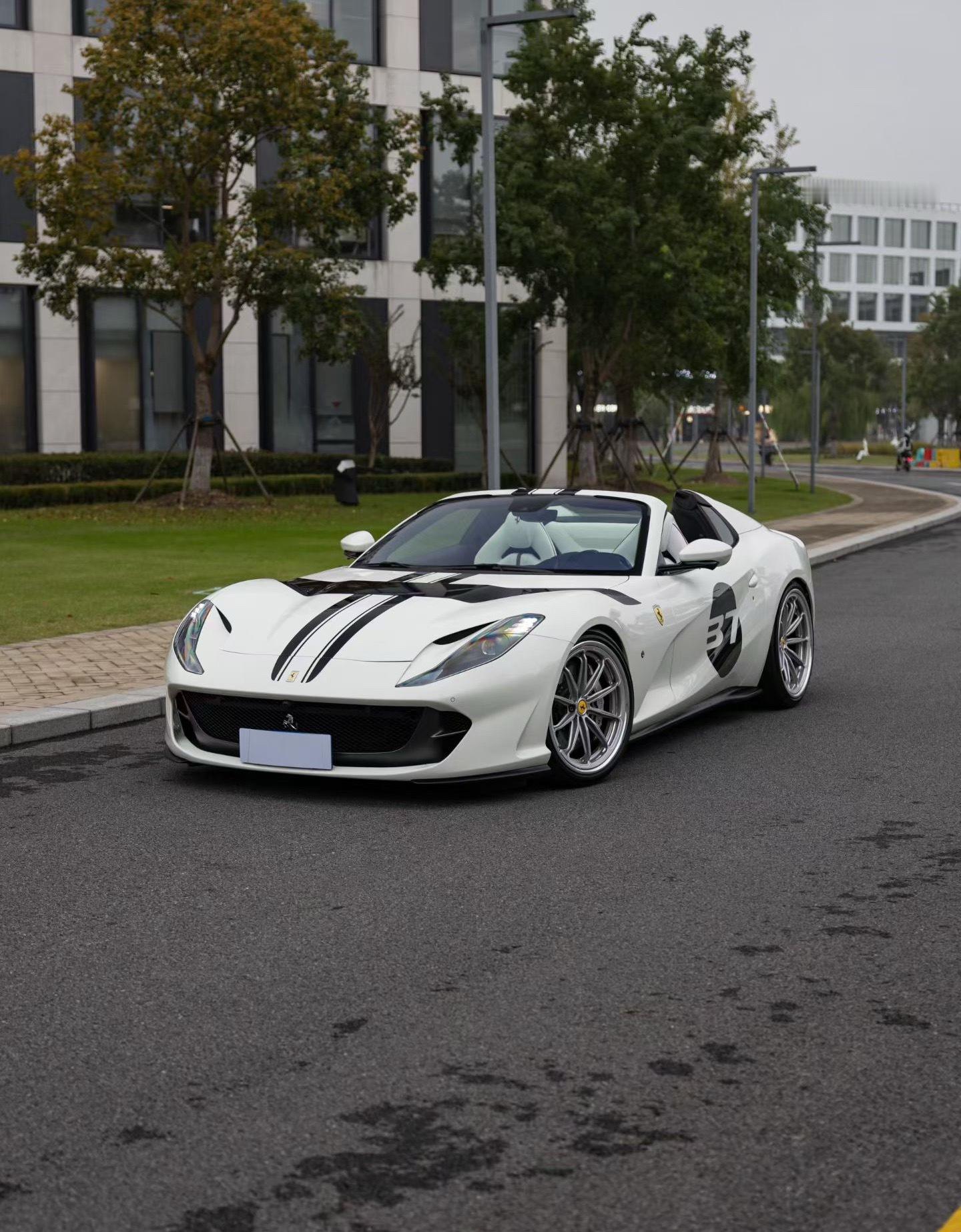 这台法拉利812 GTS配色、给V12敞篷超跑增添几分优雅。二手车市场无论是法拉