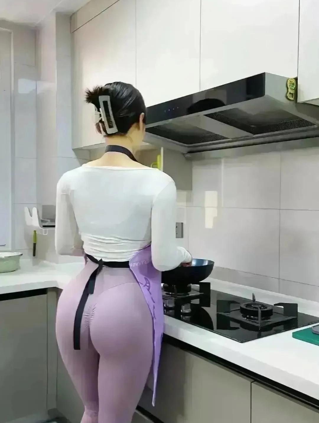 毕业那年，
男同学们讨论何时能够五子登科: 房子，车子，妻子，票子，孩子。

有