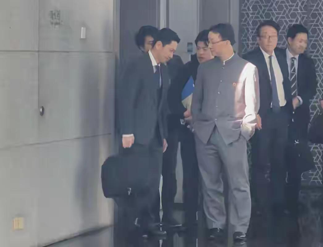 “双手插兜”，气氛瞬间冻成北极冰层。
日本派局长来京磕头求情，刘司长冷漠一句“走