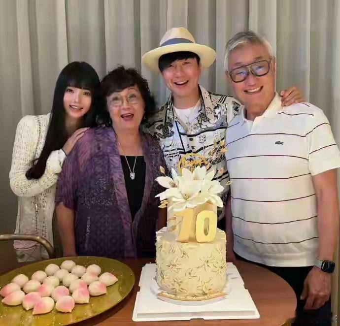 林俊杰晒和七七合照左边是年轻时田馥甄，右边是七七，左边是林俊杰喜欢的人，右边是喜