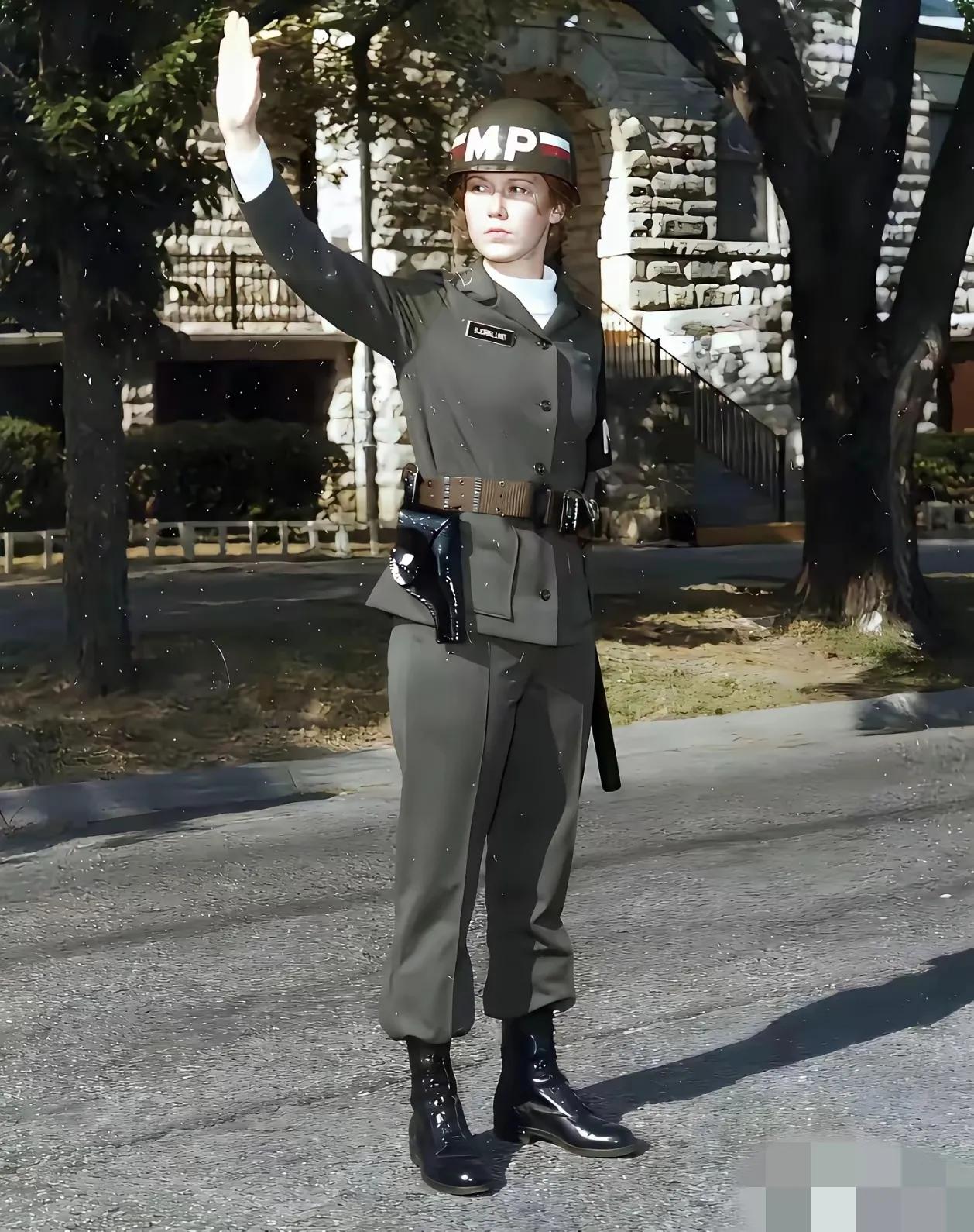 太酷了，老美在二战时期军旅中还有女交警。二战时期美国陆军女交警，那可是相当飒！在